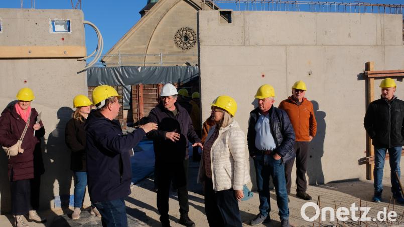 Über den Dächern der Altstadt überzeugten sich Bürgermeister, Bauausschuss und Bauverwaltung von den Fortschritten der Sanierungsarbeiten an den städtischen Verwaltungsgebäuden "Marktplatz 24-26". Bild: Robert Dotzauer