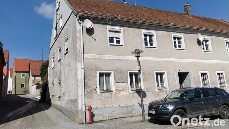 Das vorgesehene Senioren- und Wohnprojekt in den drei Leerständen entlang der Badergasse/Hauptstraße kann die Stadt Schönsee nicht allein stemmen. Wie es damit weitergeht, ist eine der wichtigsten Aufgaben für den neuen Stadtrat, der am 8. März gewählt wird. Bild: Portner