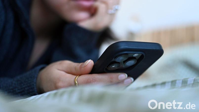 Die Social-Media-Plattformen seien eine Möglichkeit „die Leute mitzunehmen und auf dem Laufenden zu halten“, erklärt Eschenbachs Bürgermeister Marcus Gradl. Symbolbild: Elisa Schu/dpa