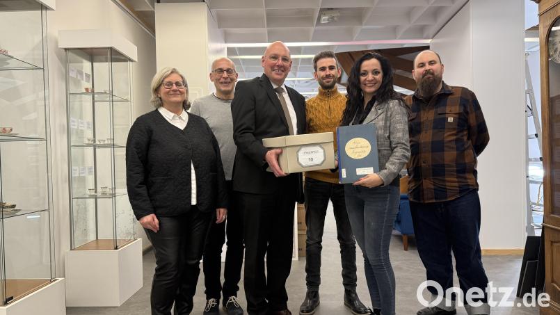Bei der Übergabe der Unterlagen (von links): Edith Kalbskopf (Leiterin des Stadtarchivs Marktredwitz), Stefan Falter (Geschäftsleiter Stadt Waldershof), Oberbürgermeister Oliver Weigel, Tobias Damberger (Verwaltungsangestellter im Stadtarchiv Marktredwitz), Bürgermeisterin Margit Bayer (Stadt Waldershof) und Max Plail (Archivar im Stadtarchiv Marktredwitz). Bild: Stadt Marktredwitz/Anja Peltzer