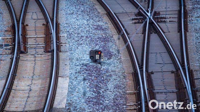 Für rund eine Stunde war die Strecke Eichstätt-Ingolstadt für Züge gesperrt. (Symbolbild) Bild: Jens Büttner/dpa