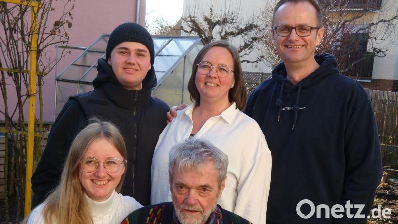 Im Kreise seiner Liebsten: Rudi Lindner aus Schwarzenfeld feiert seinen 80. Geburtstag. Bild: ksi