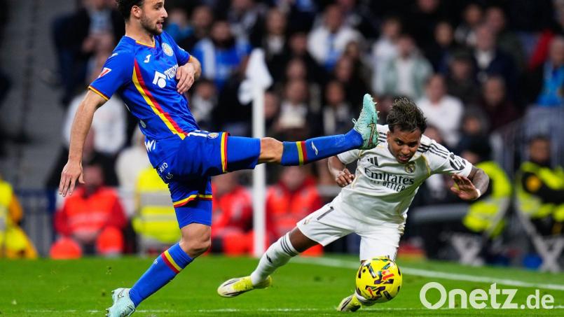 Real Madrids Rodrygo (r) hat im Spiel gegen den FC Getafe einen Kreuzbandriss erlitten. Bild: Manu Fernandez/AP/dpa