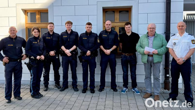 Die Polizeiinspektion Eschenbach hat eine Spende an die Kinderkrebshilfe Oberpfalz Nord übergeben. Von links: Jürgen Joneitis, Laura Schertl, Philipp Striegl, Nico Kastl, Bastian Hörl, Stefan Kick, Lucas Rauch, Herbert Putzer, Holger Jodlbauer. Bild: Polizei Eschenbach