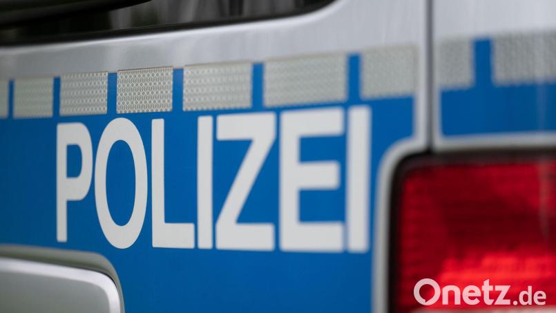 Bei dem Unfall mit Polizeiauto entstand ein Schaden von mindestens 45.000 Euro. (Symbolbild) Bild: Marijan Murat/dpa