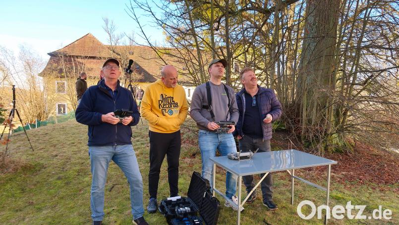 Auf Drohnen setzte der Verein Kulturlandschaft südlicher Steinwald beim Säubern des Storchennestes auf dem Friedenfelser Brauereischlot. Vereinsvorsitzender Matthias Schlicht (Zweiter von links) verfolgt die Arbeit der Drohnenpiloten Hans Lenk sowie Patrick und Stefan König (von links). Bild: bsc
