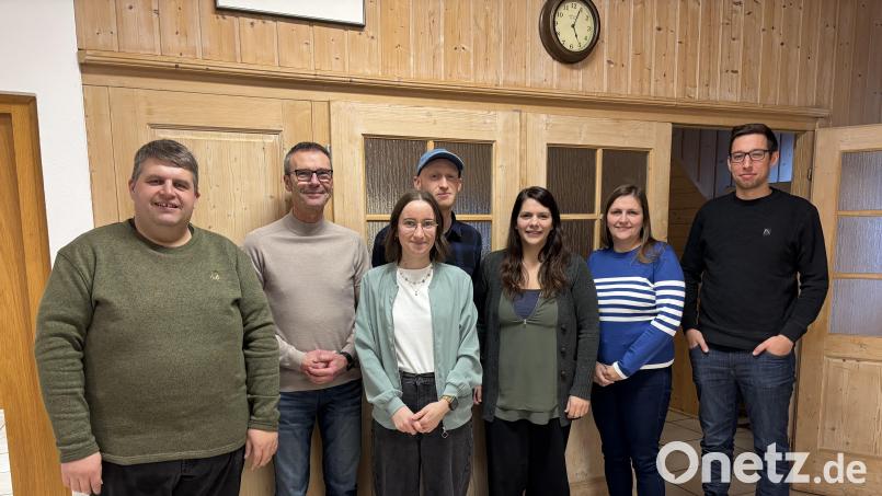 Dieter Dehling, Peter Achatzi, Lena Mayer, Uwe Kölbl, Svenja Beck, Daniela Michl und Jeremias George (von links) bilden das Entscheidungsgremium. Bild: Veronika Schmalzl
