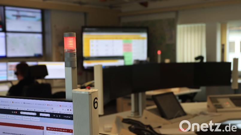 Das rote Lämpchen leuchtet auf, wenn ein Disponent zum Beispiel per Telefon oder per Funk mit dem Rettungsdienst, einem Anrufer oder der Feuerwehr verbunden ist. Bild: olr