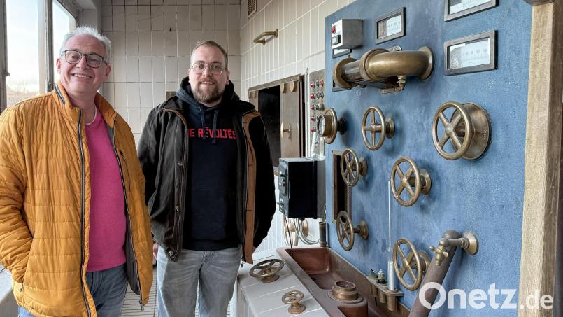 Der 60-jährige Michael Heldrich (links) und der aus Neustadt/WN stammende 30-jährige Markus Eismann verstehen sich prächtig und sorgen für eine Runderneuerung und Zukunft der Familienbrauerei Heldrich in Edelsfeld. Bevor sich die beiden vor vier Jahren erstmals begegneten, war das Aus des Betriebes so gut wie besiegelt. Bild: Petra Hartl