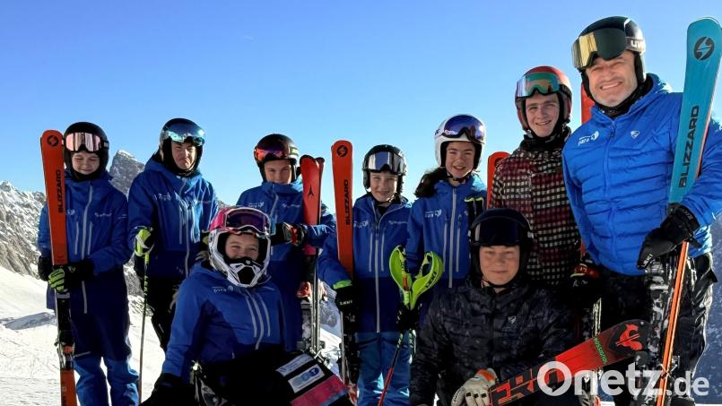 Gerd Schönfelder (rechts), Landestrainer des Behinderten und Rehabilitations-Sportverband Bayern, und ein Teil der Nachwuchstalente, um die sich der 16-fache Paralympics-Goldemedaillengewinner kümmert. Bild: Schönfelder/privat