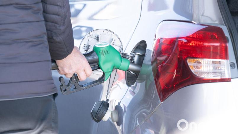 Die Bundesregierung will prüfen, ob die hohen Preise an der Tankstelle gerechtfertigt sind. Bild: Sebastian Kahnert/dpa