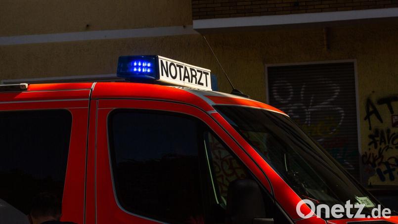 Die Rettungskräfte brachten den Verletzten in ein Krankenhaus. (Symbolbild) Bild: Fernando Gutierrez-Juarez/dpa