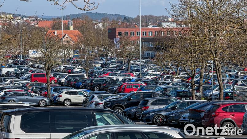 Auf dem Siemens-Parkplatz soll bis 2030 die hochmoderne, KI-gesteuerte Fabrik entstehen. Was zur Frage führt: Wo sollen die Mitarbeiter dann künftig parken? Bild: Stephan Huber