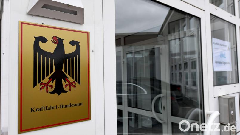 Das Kraftfahrt-Bundesamt veröffentlicht jeden Monat die neuen Zulassungszahlen von Neuwagen. (Archivbild) Bild: Carsten Rehder/dpa