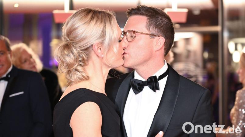 Manuel Hagel wird von seiner Ehefrau Franziska in Schutz genommen. Hier ein Kuss auf dem Landespresseball. (Archivbild) Bild: Bernd Weißbrod/dpa