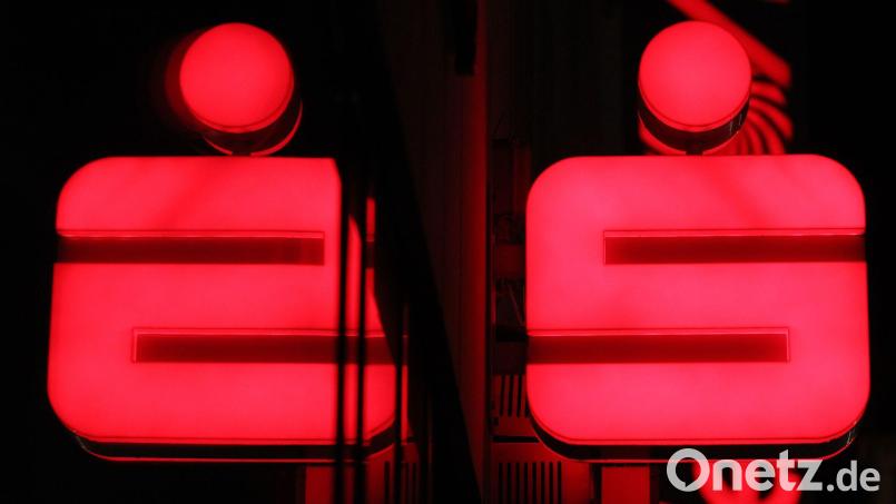 Die Sparkassen suchen nach einer langen Phase des Stellenabbaus nun wieder Personal. (Archivbild) Bild: Karl-Josef Hildenbrand/dpa