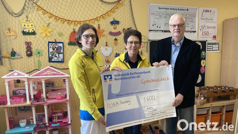 1600 Euro überreichte Oberpfalz-Medien als Spende an FLIKA in Amberg. Den symbolischen Spendenscheck übergab Reporterchef Wilhelm Amann (rechts) an die erste Vorsitzende des Vereins, Margit Meier (Mitte), und deren Stellvertreterin Dr. Birgit Prey (links). Bild: Stefanie Swann