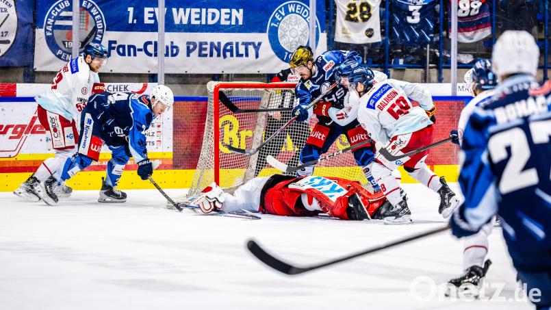 DEG-Goalie Niklas Lunemann (liegend) in einer interessanten Position. In der neuen Folge "Powerplay" geht es um die beiden Niederlagen der Blue Devils am vergangenen Wochenende und die anstehenden Play-downs. Archivbild: Tobias Neubert