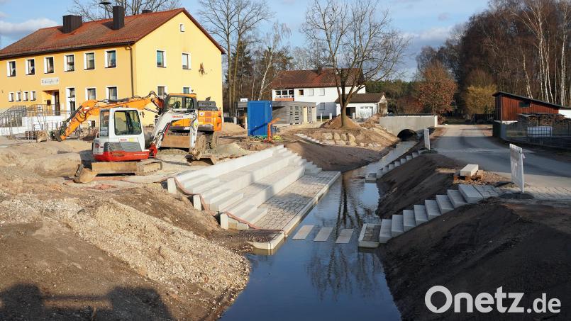 Die Bauarbeiten am Mehrgenerationentreffpunkt am Schwarzenbach können aufgrund des schönen Wetters zugig weitergeführt werden. Bild: jma