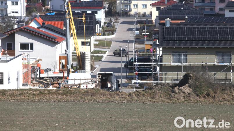Blick auf das Baugebiet "Wiesenweg II" in Stulln. Oberhalb des Erdwalles geht es jetzt mit der Erschließung des Baugebietes "Wiesenweg III" weiter. Bild: Hirsch