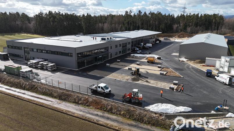 Ein stattlicher Neubau ist im Mitterteicher Gewerbegebiet Birkigt entstanden. Dort hat die Raiffeisen Waren GmbH Nordoberpfalz ihr neues Technikzentrum errichtet. Bild: Raiffeisen Waren GmbH Nordoberpfalz