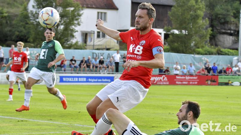 Michael Plänitz (Zweiter von rechts/Szene aus einem früheren Spiel gegen die DJK Ammerthal) war beim ASV Cham auch Kapitän. Archivbild: Hubert Ziegler