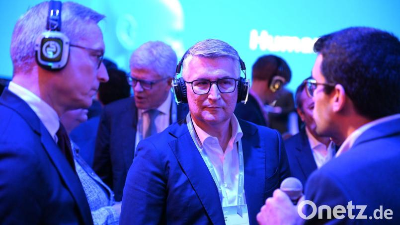 O2-Chef Santiago Argelich Hesse (Mitte) bei einer Vorführung beim MWC an der Seite von Bundesdigitalminister Karsten Wildberger (links). Bild: Wolf von Dewitz/dpa