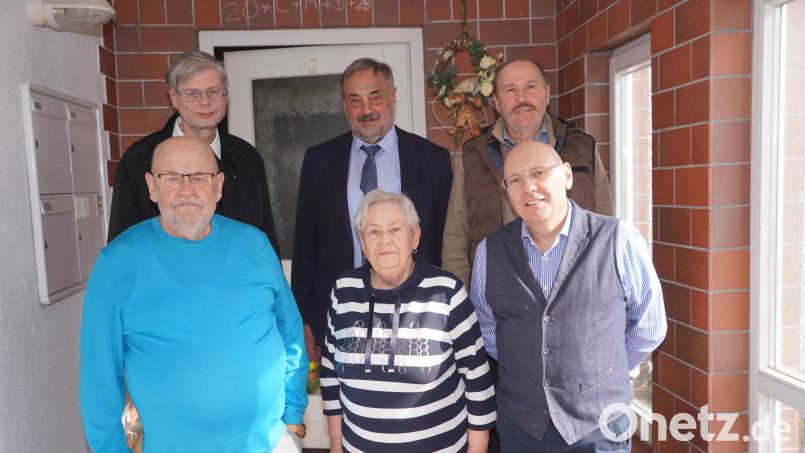 Irmentraud Hinterding feierte mit Bruder Max (vorne links) und Sohn Jürgen (vorne rechts) sowie vielen Gästen ihren 85. Geburtstag. Bild: fvo