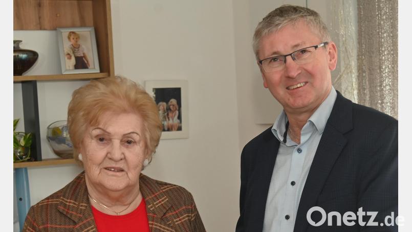 Bürgermeister Franz Badura besuchte Elsa Köppl an ihrem Festtag und gratulierte zum 90. Geburtstag, wünschte Gottes Segen und weiterhin eine stabile Gesundheit. Bild: Gerhard Franz
