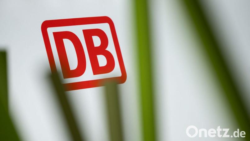 Eine Bahnbrücke über einer Straße ist von einem Lastwagen oder anderem großen Fahrzeug von unten touchiert worden. (Symbolbild) Bild: Hannes P Albert/dpa