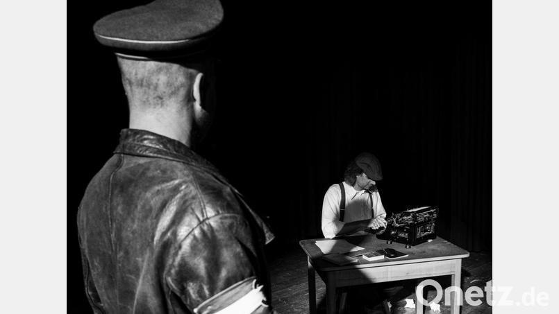 In „Operation HEIL!Kräuter“ präsentieren Sebastian Schlagenhaufer und Ramon Bessel ausgewählte Chansons, Texte und kurze Szenen aus Bühnenprogrammen verschiedener mutiger Kabarettisten der NS-Zeit. Bild: Stefan Rossmann /exb