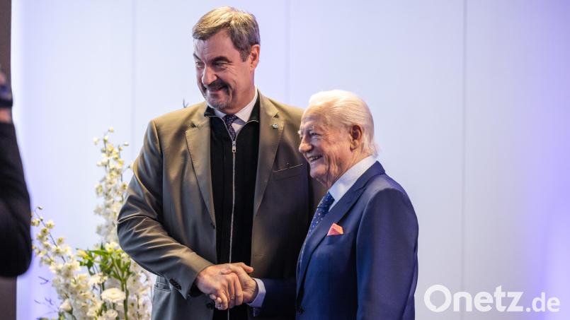 Klaus Conrad (rechts) feiert seinen 90. Geburtstag mit Überraschungsgast Markus Söder. Bild: Conrad Electronic