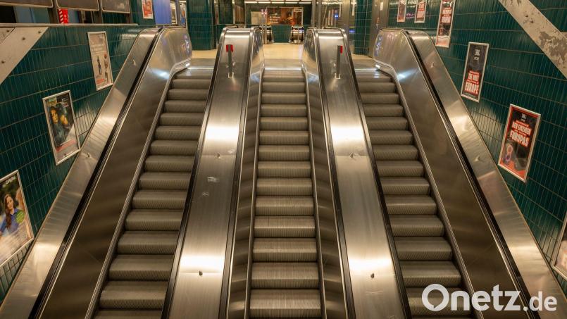 Die Seniorin verlor das Gleichgewicht und stürzte. (Symbolbild) Bild: Peter Kneffel/dpa