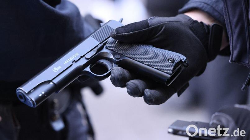 Softair-Waffen können echten Waffen täuschend ähnlich sein. (Symbolbild) Bild: David Young/dpa