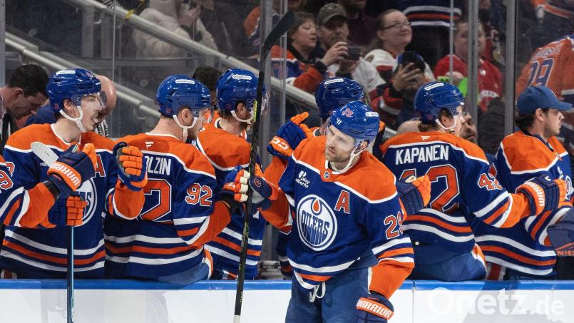 Leon Draisaitl durfte sich für zwei Tore von den Kollegen feiern lassen. Bild: Jason Franson/The Canadian Press/AP/dpa