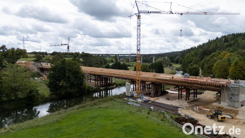 Die Verschalung ist inzwischen fast fertig, im Oktober soll hier betoniert werden, damit der Brücken-Rohbau heuer noch fertig wird. Bild: hbe