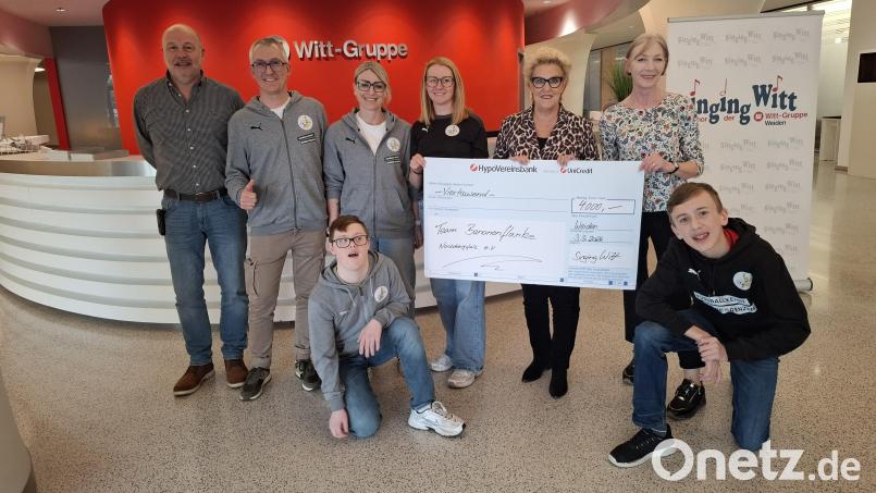 Stehend von links: Dieter Roll (Singing Witt), Peter Gmeiner (Kassier Bananenflanke), Susi Höchtl (Zweite Vorsitzende), Carina Völkl (Erste Vorsitzende) und von Singing Witt: Stefanie Zühlke-Schmidt (Chorleiterin) sowie Ute Kneidl. Knieend von links: Bananenflanke-Mitglieder Anton Völkl und Jonas Höchtl. Bild: Maria Schöffel