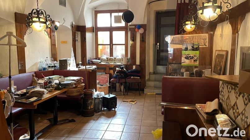 Mit einem Flohmarkt, bei dem in den Privatbesitz übergegangenes Kleininventar und Gegenstände aus dem privaten Hausverkauf angeboten wurden, verabschiedete sich die Südtiroler Weinstube bei ihren Fans und Gästen. Bild: Susanne Schwab