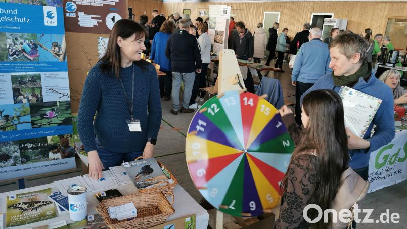 Viele Besucher und Attraktionen: Auch beim 4. Saatgutfestival gibt es am 15. März wieder kleine Preise zu gewinnen, wie hier am Stand des Landesbundes für Vogelschutz. Archivbild: Portner