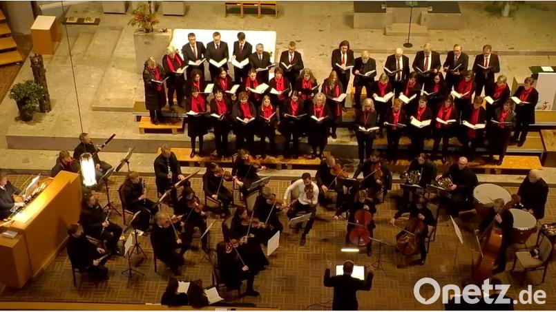 Der Chor der Stadtpfarrkirche St. Sebastian führt zusammen mit Instrumentalisten aus der Euregio Egrensis und Mitgliedern des Karlsbader Sinfonieorchesters das Requiem von John Rutter auf. Bild: Otto Heider/exb