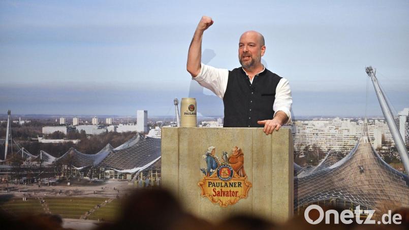 Der neue Fastenprediger Stephan Zinner liest der Polit-Prominenz die Leviten. Bild: Peter Kneffel/dpa