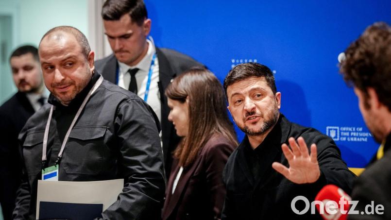 Der ukrainische Präsident Wolodymyr Selenskyj erklärt, dass die Friedensgespräche mit Russland unter US-Vermittlung wegen des Iran-Kriegs vertagt seien. (Archivbild) Bild: Kay Nietfeld/dpa