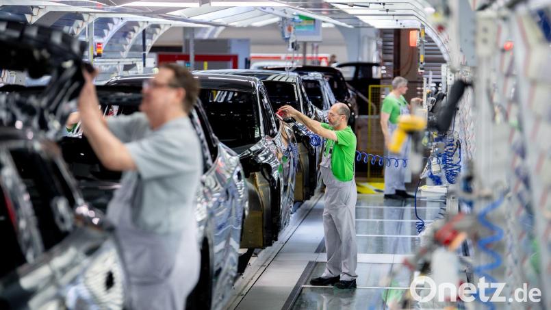 Die Stimmung in der deutschen Autoindustrie steigt weiter. (Archivbild) Bild: Hauke-Christian Dittrich/dpa
