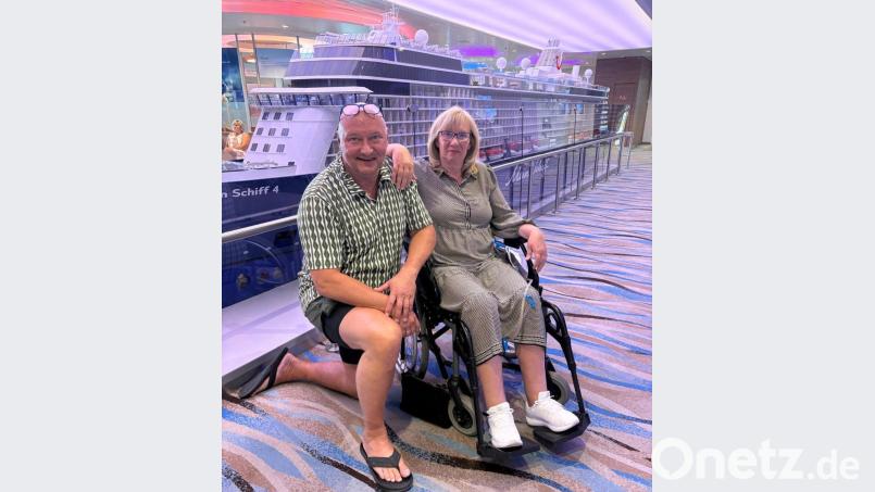 Gerhard und Manuela Kreutzer auf der "Mein Schiff 4". Seit Samstag liegt das Kreuzfahrtschiff im Hafen von Abu Dhabi. Bild: Gerhard Kreutzer/privat