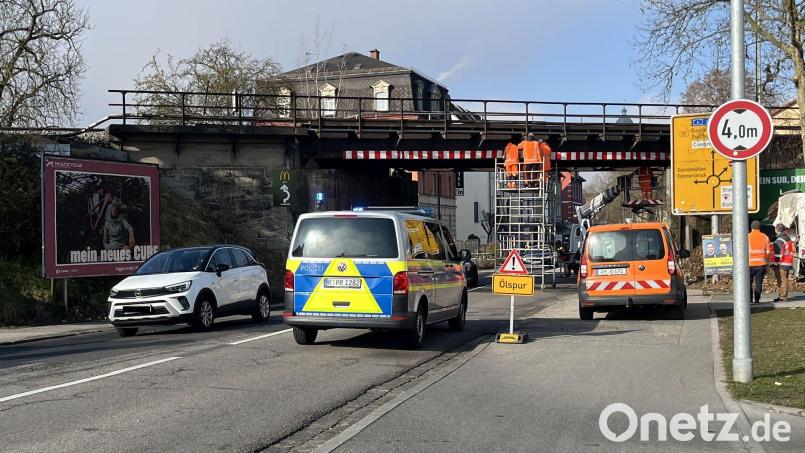 Der Unfall, den ein Bundeswehr-Lkw verursacht hat, als er in Amberg unter der Bahnbrücke in der Regensburger Straße stecken blieb, beeinträchtigte auch am Donnerstag noch den Verkehr. Bild: Lucia Grünwald