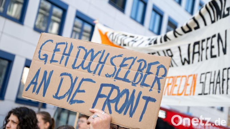 Bundesweit gingen junge Menschen wie hier in Bamberg gegen die Wehrpflicht auf die Straße. Bild: Pia Bayer/dpa
