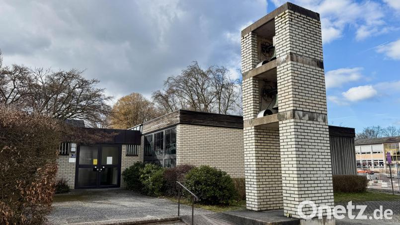 Der Flachbau mit dem markanten Glockenturm sucht ab April eine neue Nutzung. Das evangelische Gemeindezentrum Kreuz Christi wird verkauft. Bild: Gabi Schönberger