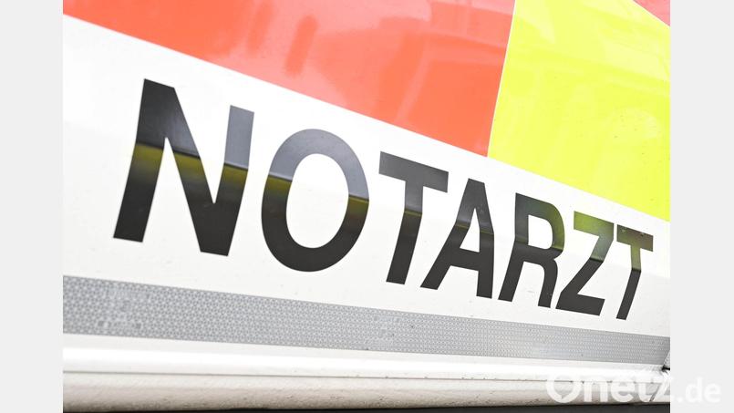 Ein Kleintransporter stürzt in die Lechstaustufe in Urspring. Für den 77-Jährigen am Steuer kommt jede Rettung zu spät. (Symbolbild) Bild: Bernd Weißbrod/dpa