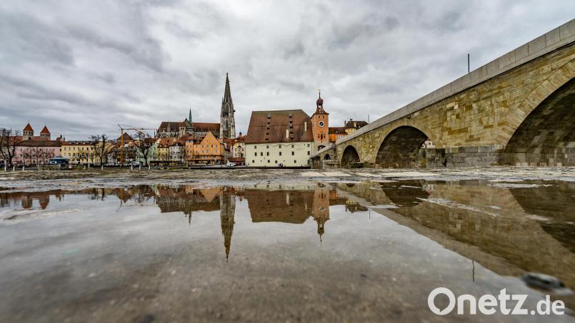 Auf der Donau in Regensburg bildet sich derzeit Schaum. Archivbild: Armin Weigel/dpa