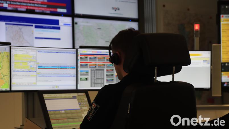 Ein Disponent bei der ILS Weiden: Hier werden sämtliche Notrufe aus Weiden, Neustadt/WN und Tirschenreuth koordiniert. Bild: olr